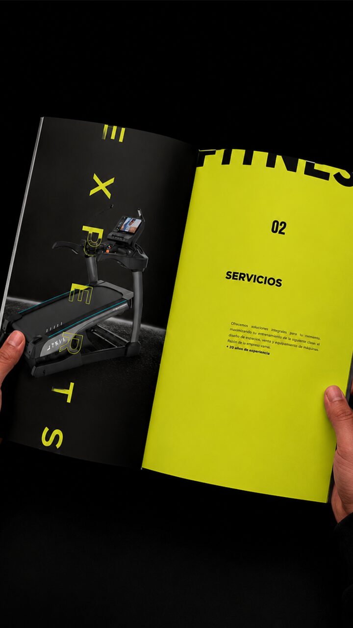 El manual abierto en la sección de servicios, con una caminadora sobre fondo negro y amarillo