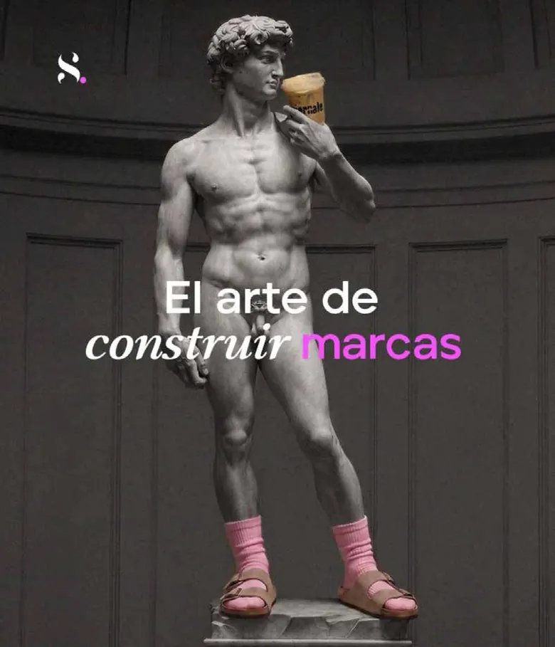 Escultura clásica con calcetines rosas y sandalias, con la frase El arte de construir marcas