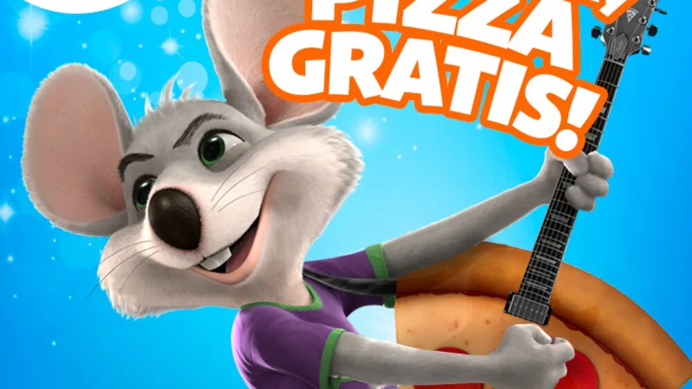 Chuck E. con guitarra junto a una rebanada de pizza gigante y el anuncio de pizza gratis los jueves