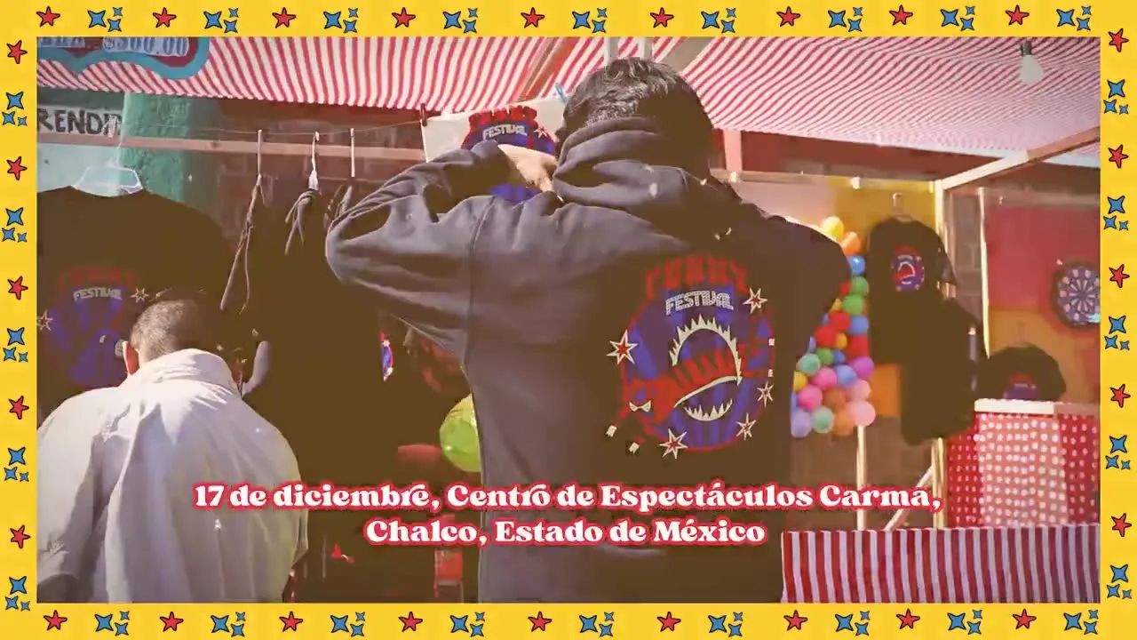 Puesto de mercancía del Funny Festival con globos y sudaderas, enmarcado por la cenefa amarilla del festival