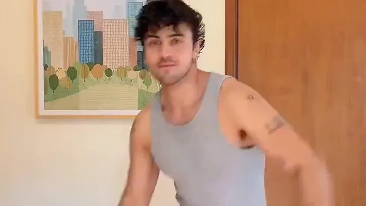 Cuadro de un reel de Speach: un creador a media coreografía en su habitación