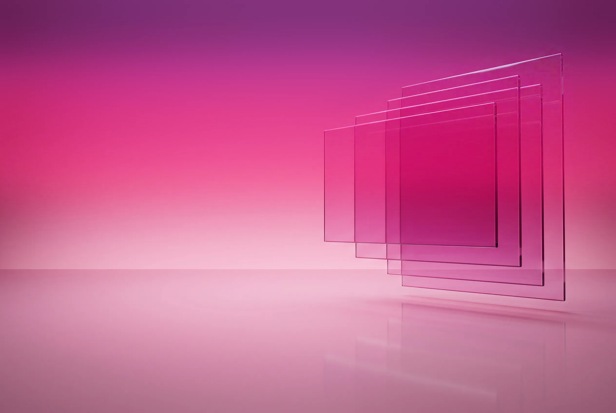 Paneles de cristal magenta flotando en formación escalonada sobre un suelo líquido reflejante