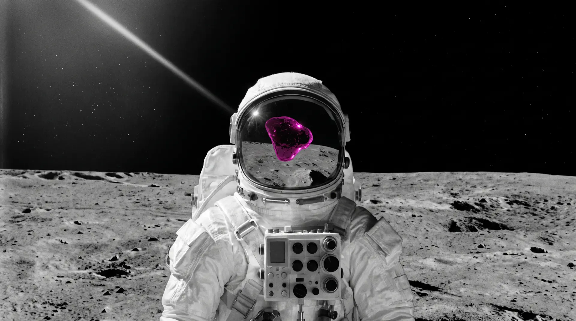 Astronauta en blanco y negro sobre la superficie lunar; en el reflejo de su visor, un cristal líquido fucsia flota y se mueve