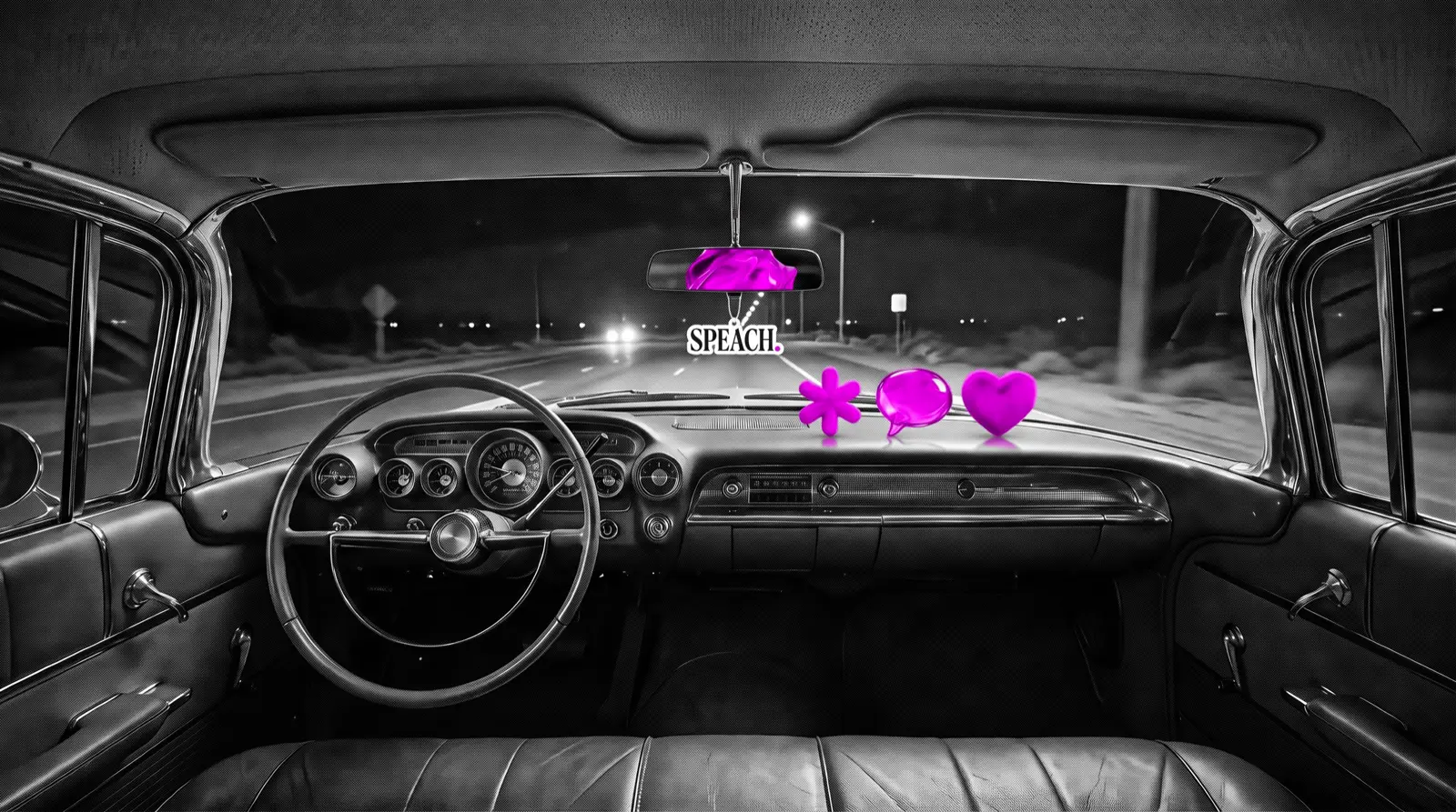 Cabina de un coche clásico de noche en gran angular, desde el piloto: el colgante del logotipo Speach en el retrovisor y, en el espejo, la esfera fucsia alcanzándonos