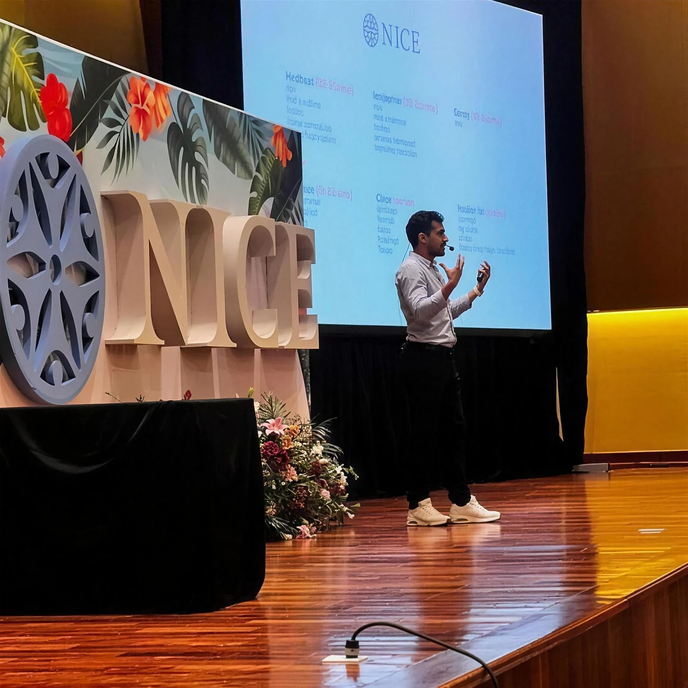 Conferencista en el escenario de un evento de NICE México