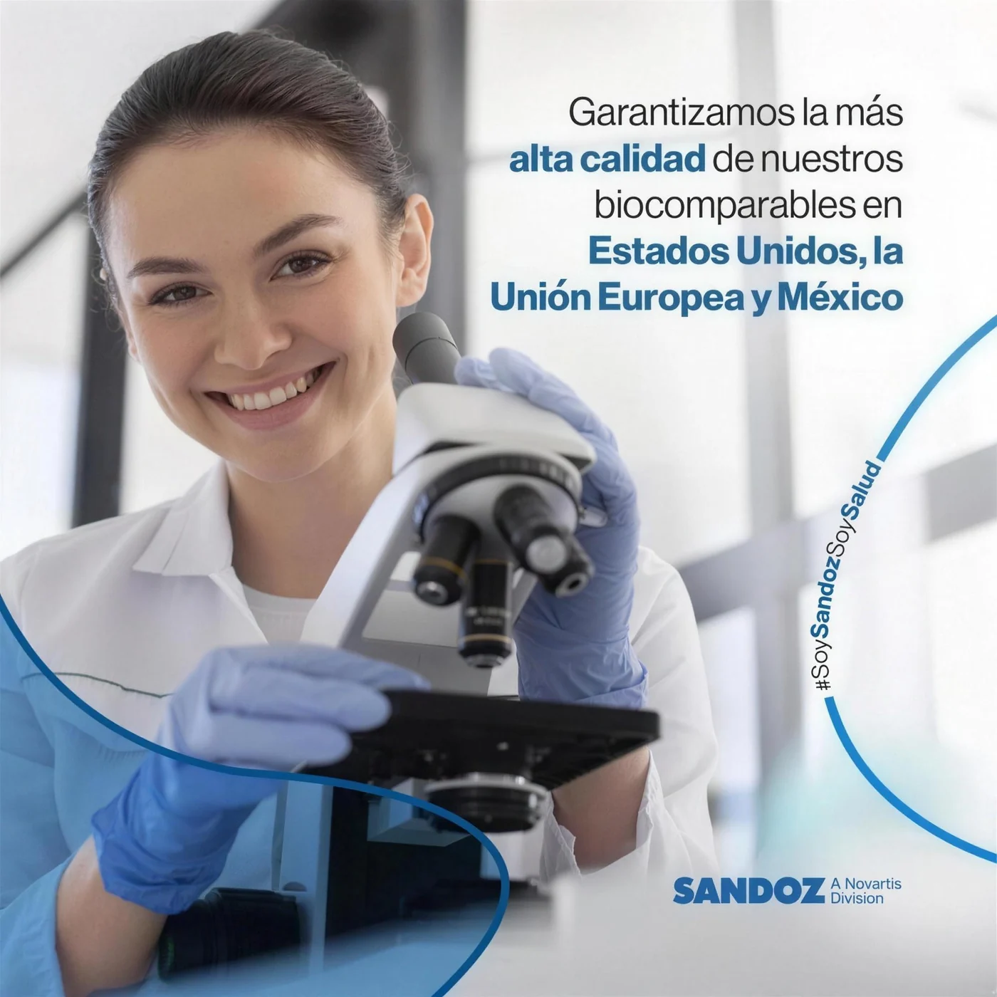 Científica sonriendo frente a un microscopio para Sandoz